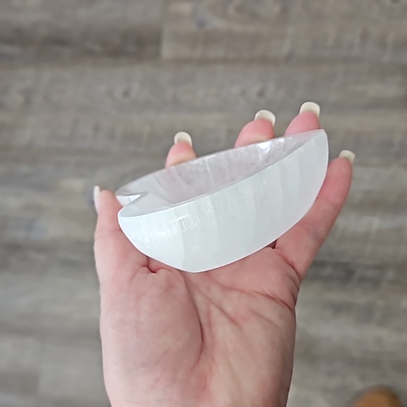 Selenite Charging Bowl Heart - Picture 3 of 4